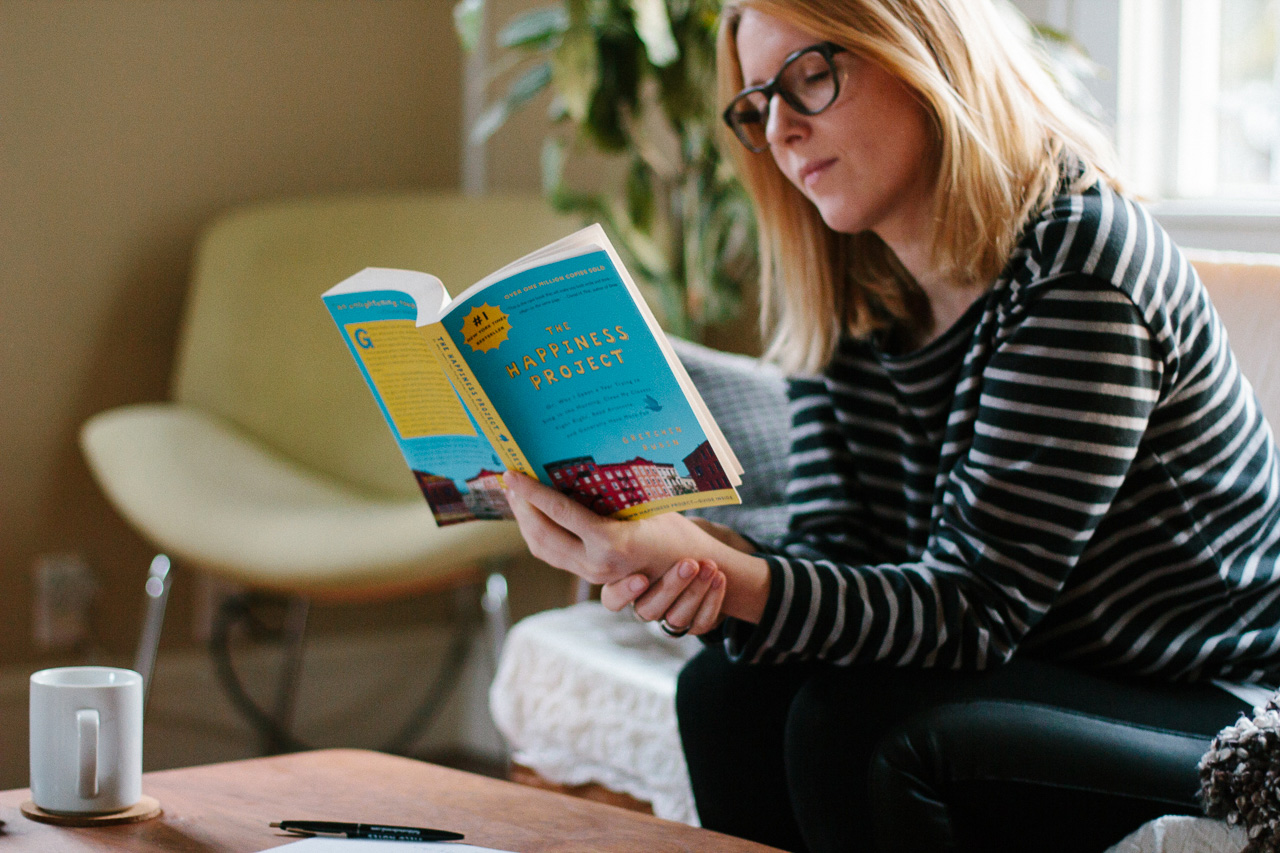 Chloé reading The Happiness Project by Gretchen Rubin by Conscious by Chloé